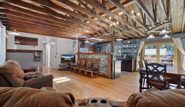 Tahoe Forest Lodge, 5 BR-sleeps 10, hot tub, great back yard (SL196Meadow)