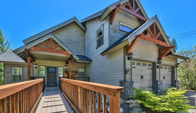 Tahoe Forest Mountain Lodge: Hot Tub, Game Room, Walk to Trailhead, Dog Friendly