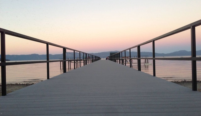 TAHOE LAKEFRONT + Walk to Tahoe City + Pier w/Buoys/Pool/Tennis/Pickleball