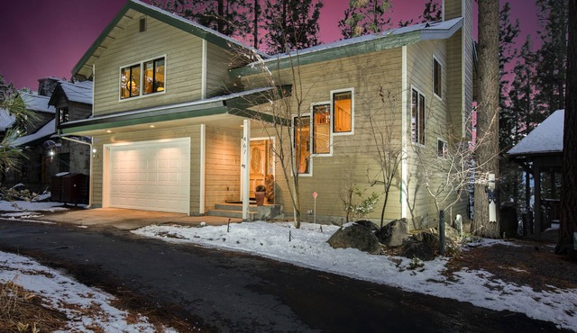 TAHOE LUXURY HOME! PRIVATE BEACH! Gated Community, Lake Views, Hot Tub, Max 8