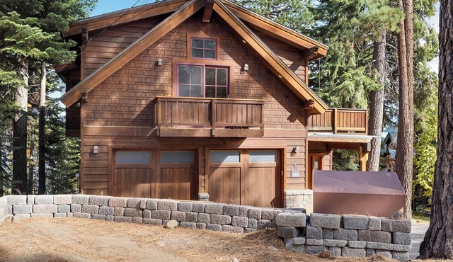 Tahoe Mountain Retreat – Gorgeous 4 BDR + Apartment w/Private Hot Tub