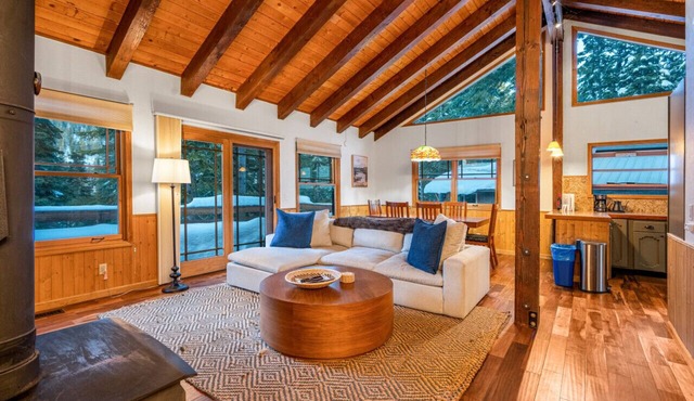 Tahoe Oasis mins Kings Beach, hiking spots, and a hot tub