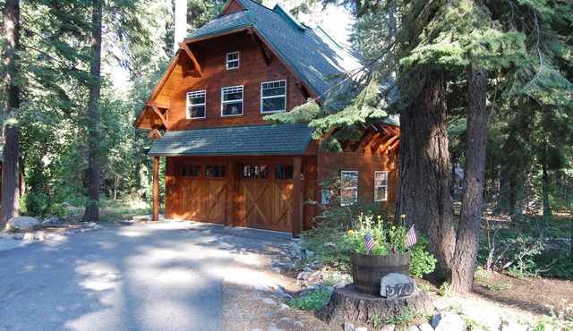 Tahoe Park Architectural Gem – Cozy, Convenient & Dog-Friendly!
