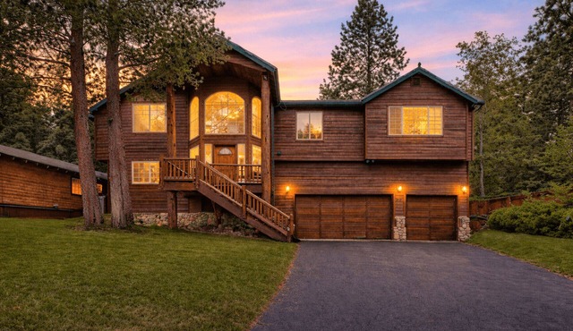 Tahoe Pines Retreat: Hot Tub, Pool Table, Bunk Beds, Big Yard, Multiple Fireplaces