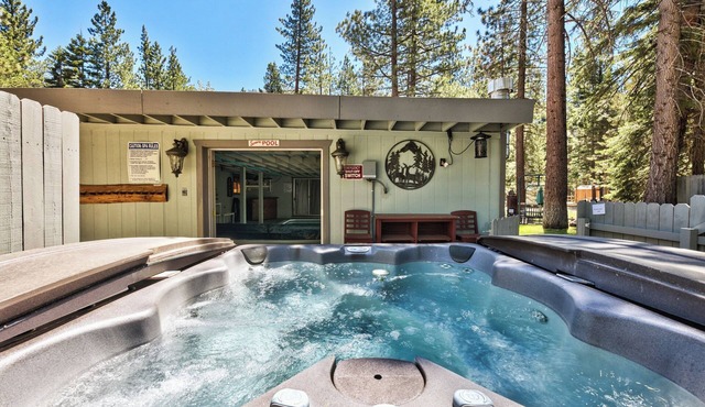 TAHOE RANCH, HOT TUB, ON RIVER, 3BD, 2 BA, FAMILY & DOG OK WALK. Summertime Pool