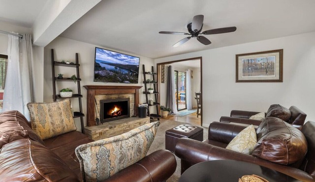 Tahoe Retreat | Yard, BBQ & Hot Tub | Sleeps 6
