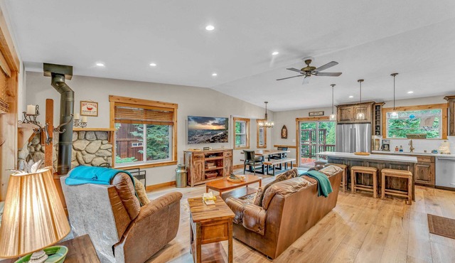 Tahoe Retreat with Scenic Views & Spacious Deck