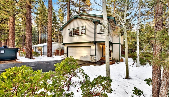 Tahoe Themed 3 Bedroom (plus bonus) well maintained!