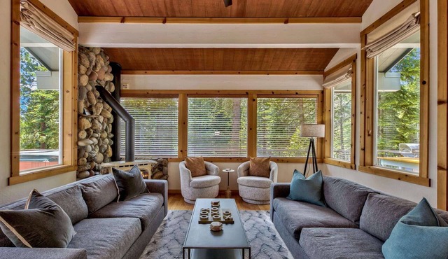Tahoe Trail House: Air Conditioning, Hot Tub, Bunk Room, Walk to Trails, Fireplace