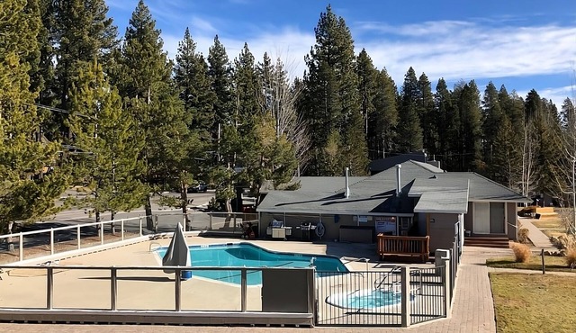 Tahoe Vista Paradise! Kitchenette, Free Parking, Outdoor Pool, Private Beach!