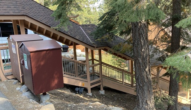 Tahoe Vista Serene Getaway. 5 Minute Drive to the Lake, Beaches and Restaurants.