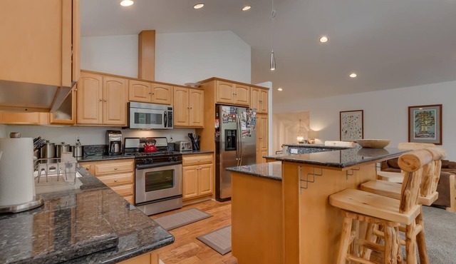 Tahoma Charm by Tahoe Getaways - 3 BR + Hot Tub + A/C