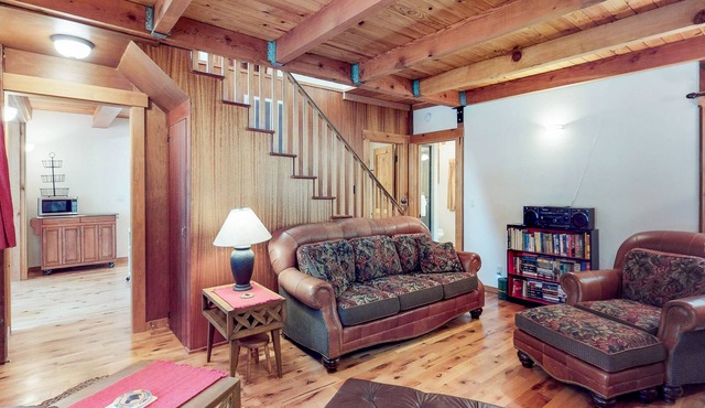 Tahoma hideaway near lake, trails & mountain vibes