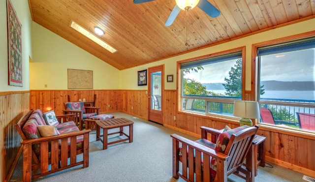 Tahuya Cabin: Hood Canal + Olympic Mountain Views!