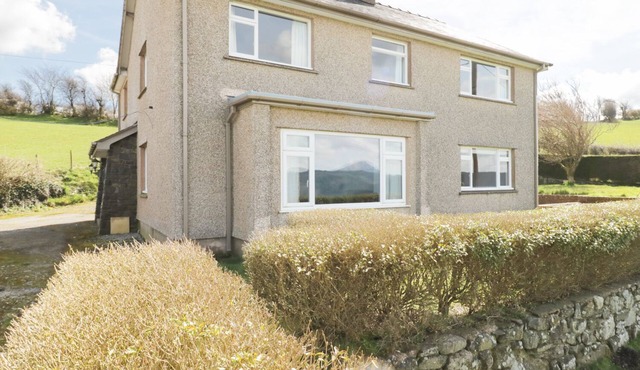 TAI CANDRYLL, family friendly, with a garden in Llanrwst