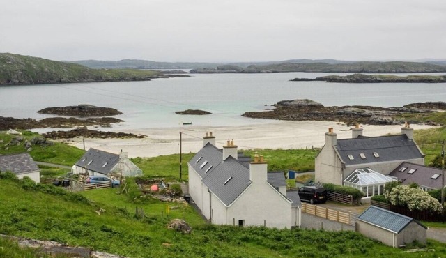 TAIGH EACHAINN, pet friendly, with open fire in Timsgearraidh