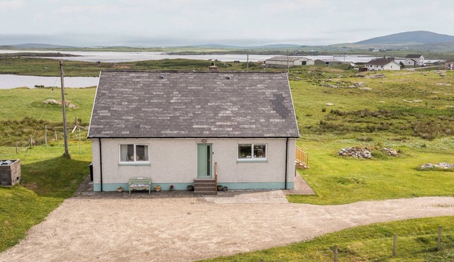 TAIGH EVA, family friendly, with open fire in Lochmaddy, North Uist