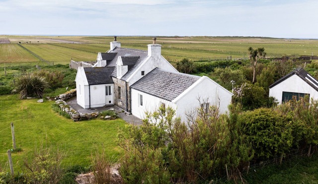 TAIGH PHINC, pet friendly, with a garden in Lochmaddy, North Uist
