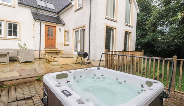 TAIGHEAN ANNDRA, pet friendly, with hot tub in Killin