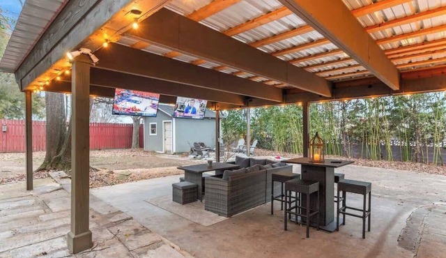 Tailgate Getaway *3 MILES TO UA*