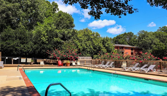 TAILGATE TERRACE! 2BR, 1 BA Condo-walking distance to downtown Athens & Stadium
