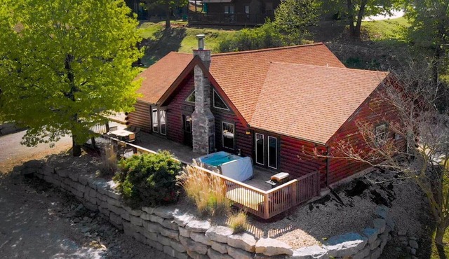 Tailored Decor, Private Hot Tub, Authentic Log Cabin, Grill, Near Big Cedar