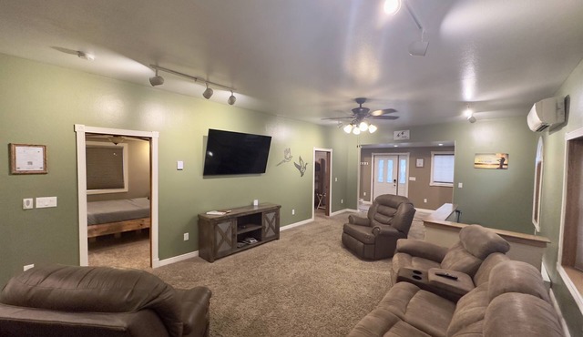Tails Up Retreat! Modern home minutes from world class hunting and fishing