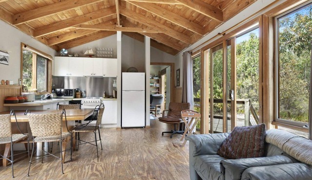 Tajm - Bush Views and a Flat Walk to the Beach