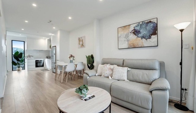 Takapuna Modern Townhouse | Parking nr Lake Pupuke