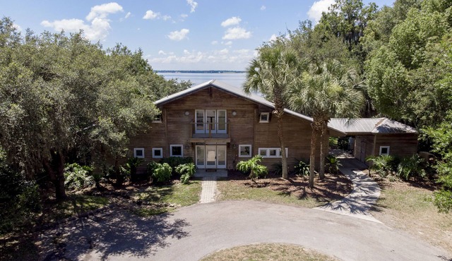 Take a look at beautiful Cedar Lodge on Lake Weir!n