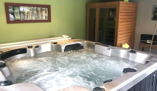 Take advantage of the on-site spa, infrared sauna and tennis court shared with the adjoining gîte.