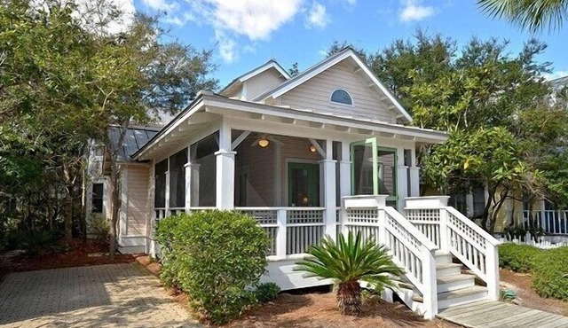 Take Five- Cottage 3BR: Seaside FL! Complementary Beach Cruisers included!