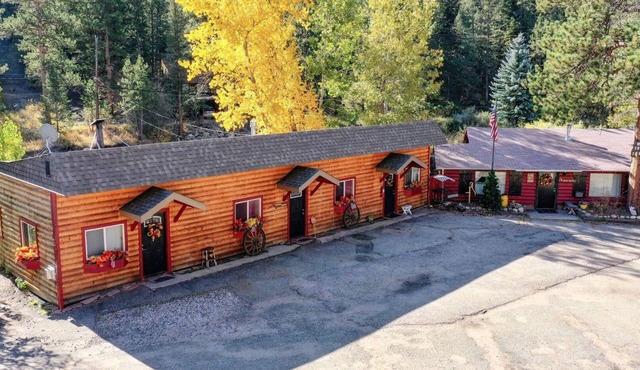 Take it EZ private cabin overlooking the river with hot tub 5 min to Estespark !