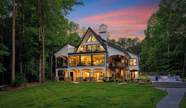 Take it to the Bank! by AvantStay | New Pool + Hot Tub | Sleeps 16
