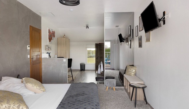 Take Off Guest Room – Le Petit Villeneuve