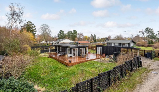 Take your dog on vacation with you in this inviting cottage with outdoor hot tub.