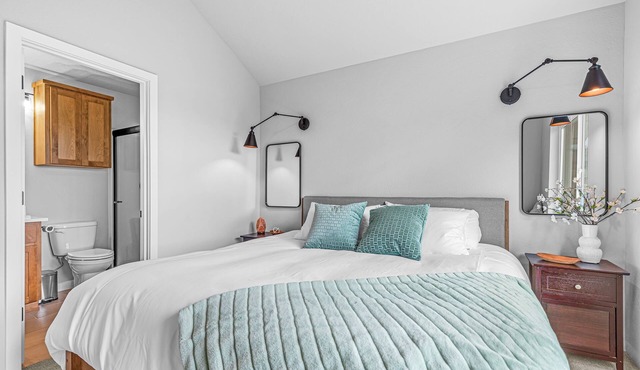 Talent Cottage- 2 King beds, 2 bath with garage!