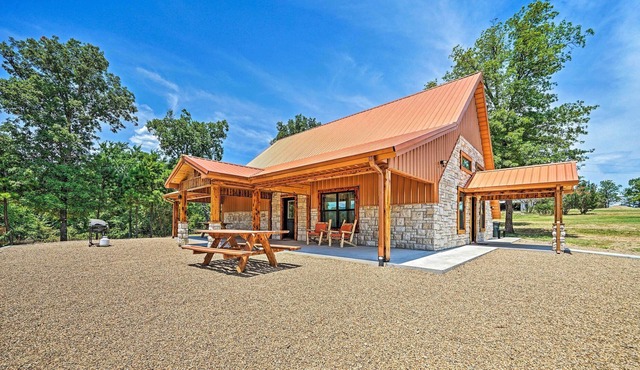 Talihina Retreat w/ Kiamichi River Access!