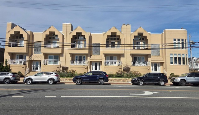 Talk about Location! Across from the Beach,Lucy & the GreenHouse