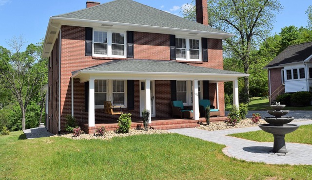 Talk of the Town - (Whole House) Sleeps 10