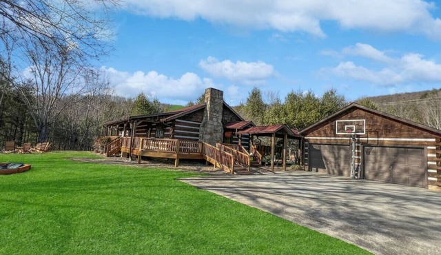 Tall Maple Lodge with Views
