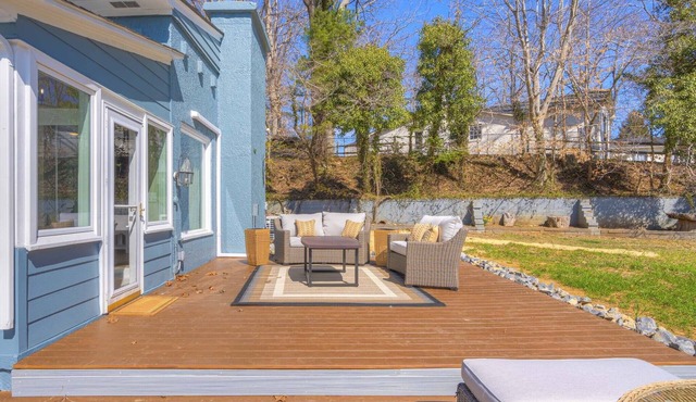 Tall Oak: a beautiful lakefront retreat on Claytor Lake in Virginia's New River Valley