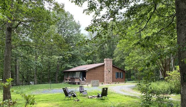 Tall Oaks Cabin, Walk to Wineries and Breweries!