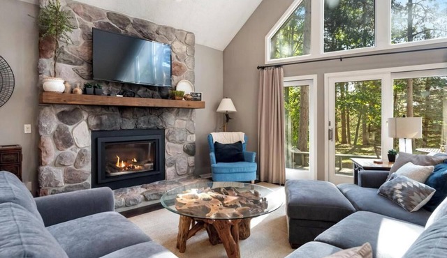 Tall Pines Escape at Crystal Mountain! Walk to Resort!