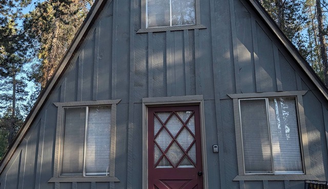 Tall Pines Guest House between Sunriver and La Pine (Pet friendly) A-frame Cabin