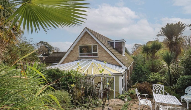 TALL TIMBERS, pet friendly, country holiday cottage in Ventnor