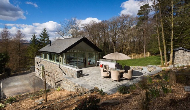 TALL TREES, pet friendly, with open fire in Bowness-On-Windermere