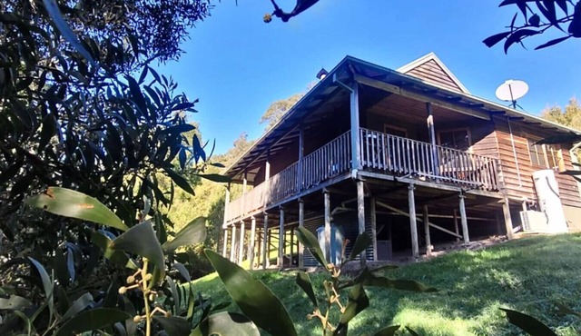 Tall Trees Eco Retreat - Satinwood Cottage