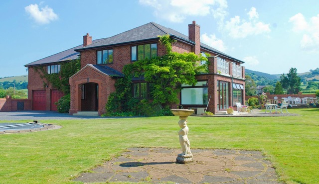 TALL TREES, pet friendly, character holiday cottage in Llandyrnog