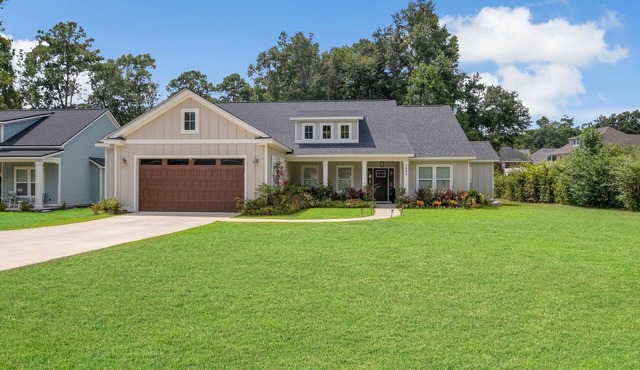 Tallahassee Luxury 4 bedrooms 3.5 baths, King Bed, and Home Movie Theatre